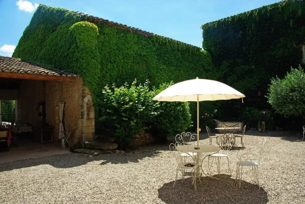 Demeure de charme du 18ème siècle à Gordes avec une magnifique vue sur le Luberon depuis sa piscine et pool-house, 12 pers...