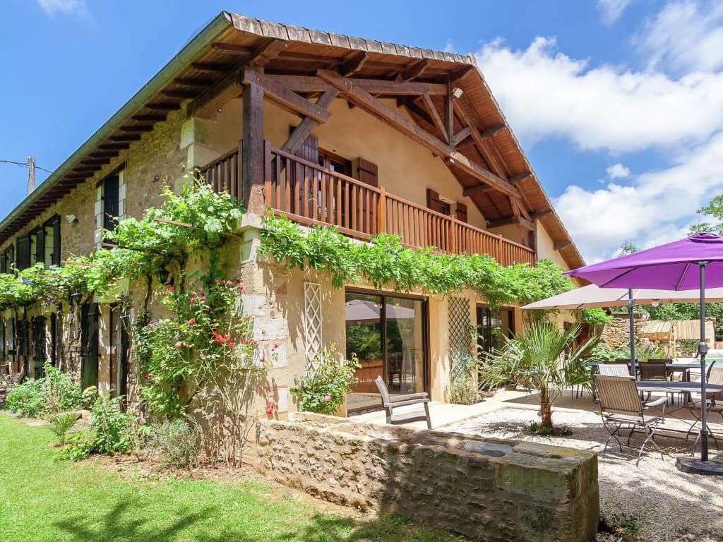 Spacious Farmhouse With Private Heated Pool in a Rustic Garden - Photo 5