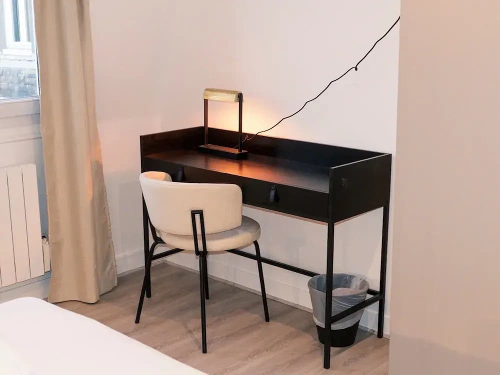 Copernic Right Luminous 2BR Apartment in Paris - Photo 5