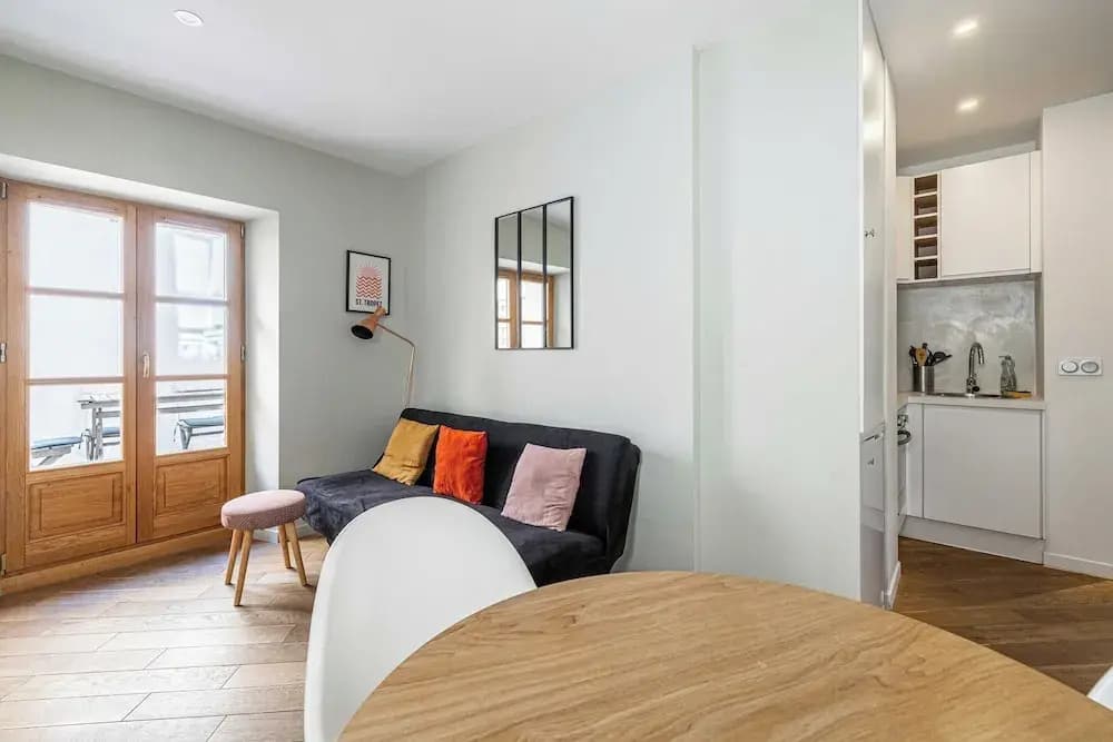Magnificent Renovated 2 Bedroom Apartment, Terrace - Photo 3