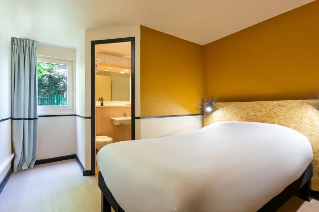 greet Hotel Villeneuve La Garenne - Miniature 7