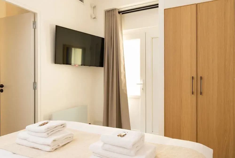 Elegance & Comfort With A/C in the Heart of 11th - Photo 2