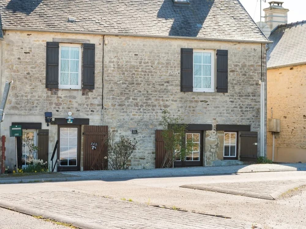 Simplistic Holiday Home in St-Laurent-sur-Mer with Terrace - Photo 2