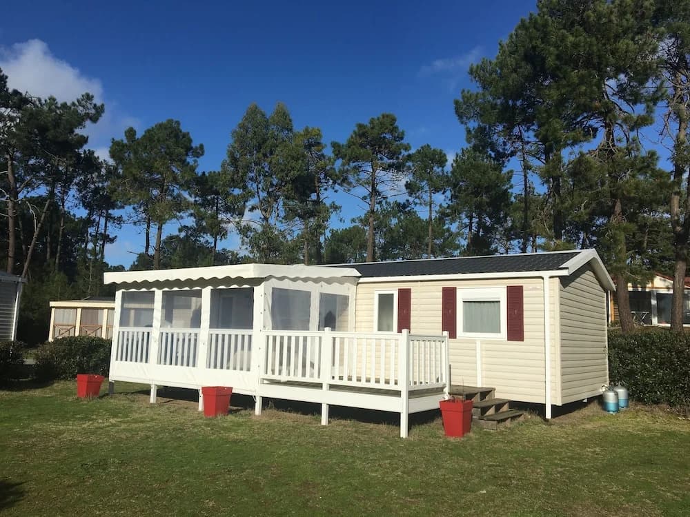 Camping Le Domaine des Pins - Photo 1