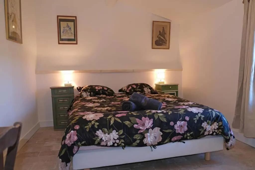 Typical mas provençal with swimming pool in a small hamlet near Mouriès in the Alpilles in Provence- 8 persons LS1-361 OUS...