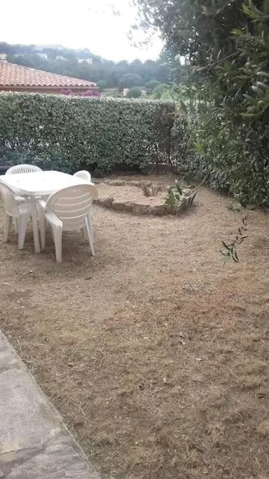 Appartement T2 bas de villa avec jardinet au calme proche mer - Photo 4