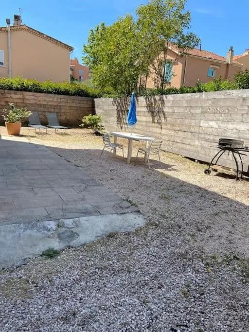 T2 en rez de villa avec jardin à 800m de la plage, à la semaine - Miniature 8