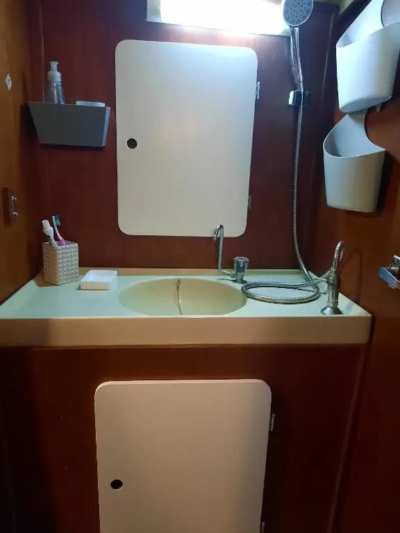 Voilier logement spacieux à louer au port - Gruissan Plage - 11 Aude - Miniature 7