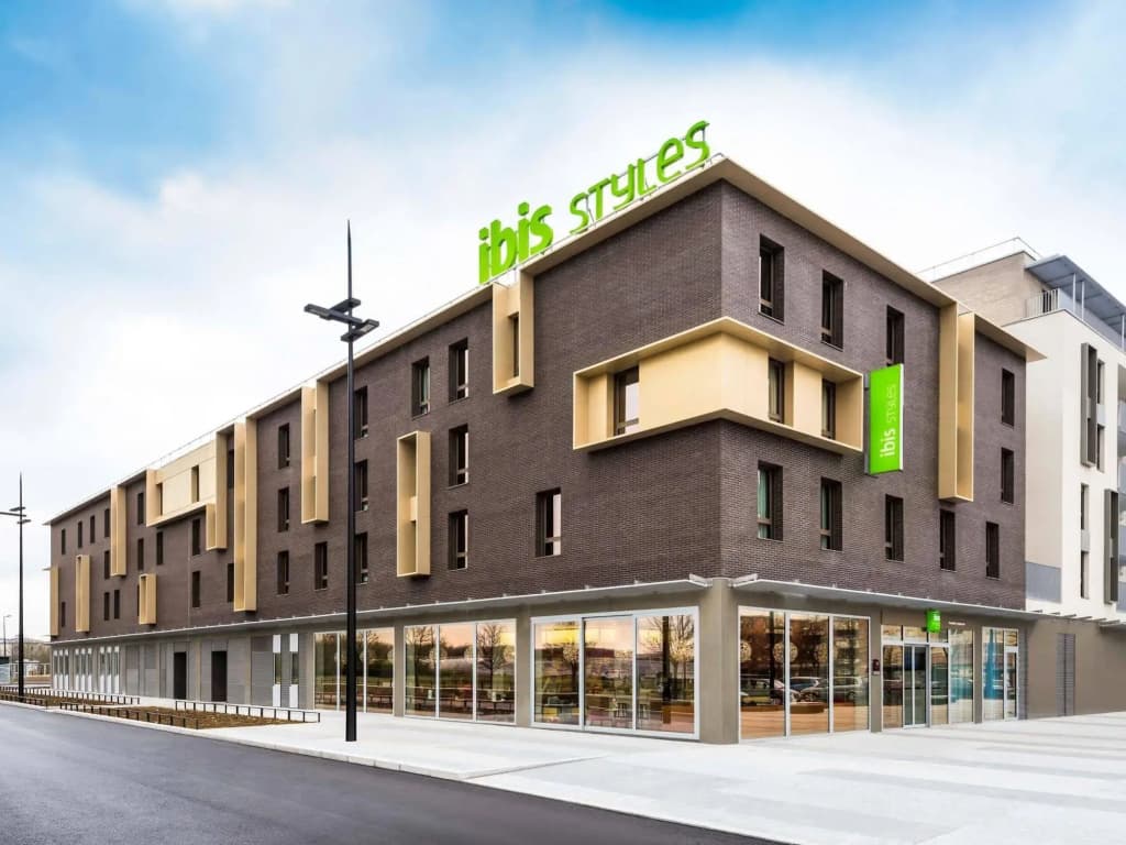 ibis Styles Versailles Guyancourt - Photo 1