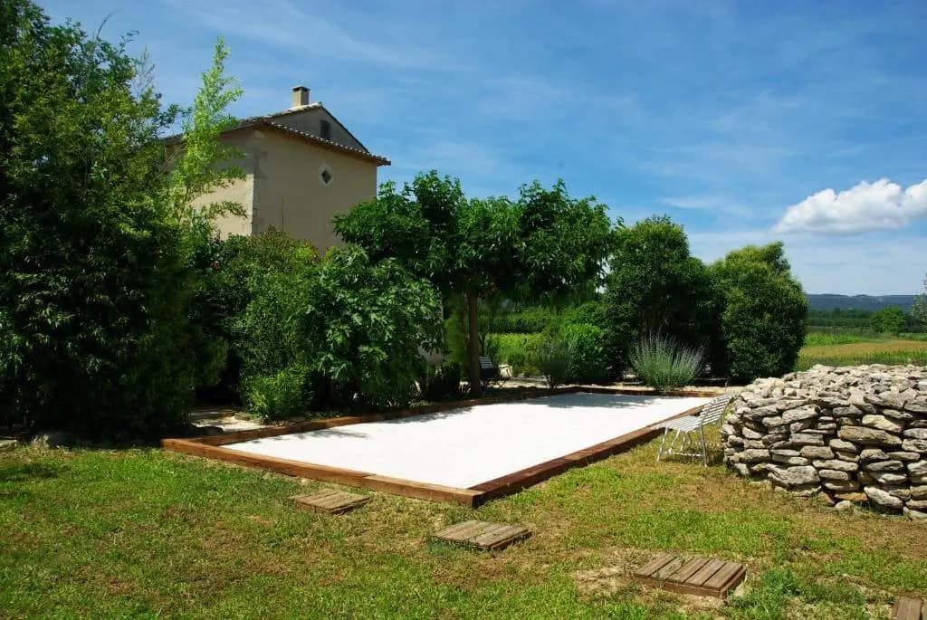 Demeure de charme du 18ème siècle à Gordes avec une magnifique vue sur le Luberon depuis sa piscine et pool-house, 12 pers...