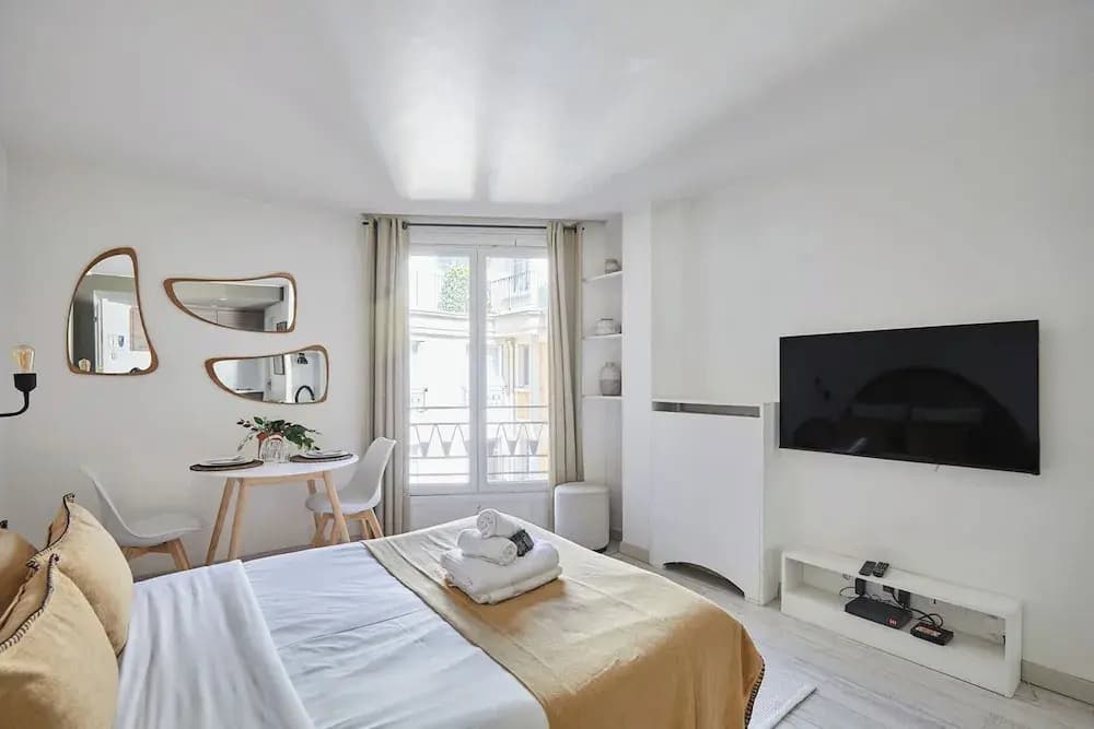 22 m2 Studio Located on the 6th Floor With Elevator: - 1 Bedroom With 140 cm Double bed - Television, Wifi - Equipped Kitc...