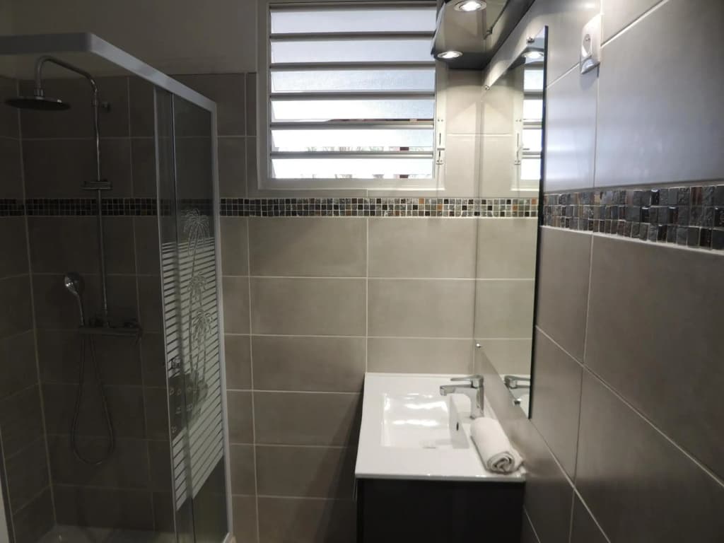 Appartement de 3 chambres avec piscine partagee jardin clos et wifi a Bouillante a 1 km de la plage - Miniature 7