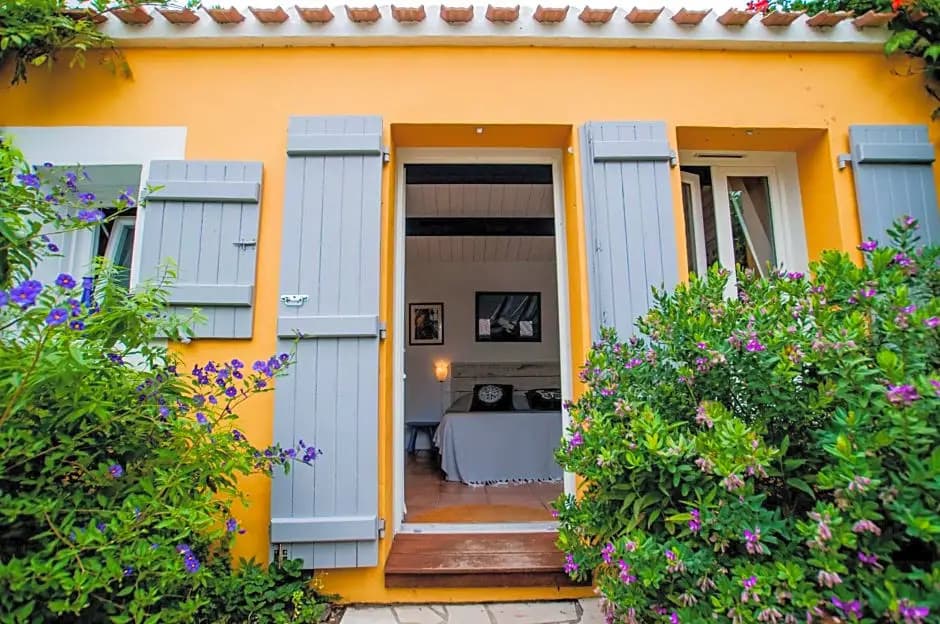 Les Yeux Bleus Bed & Breakfast - Photo 1