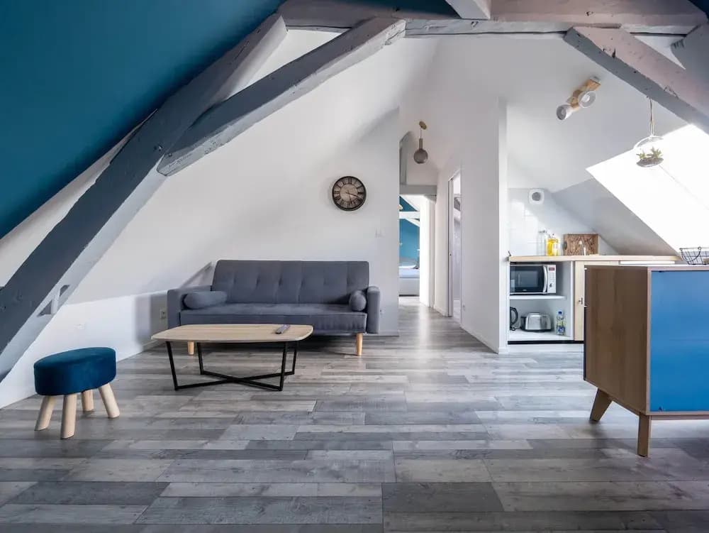 Chic Apartment Near City Center - Miniature 6