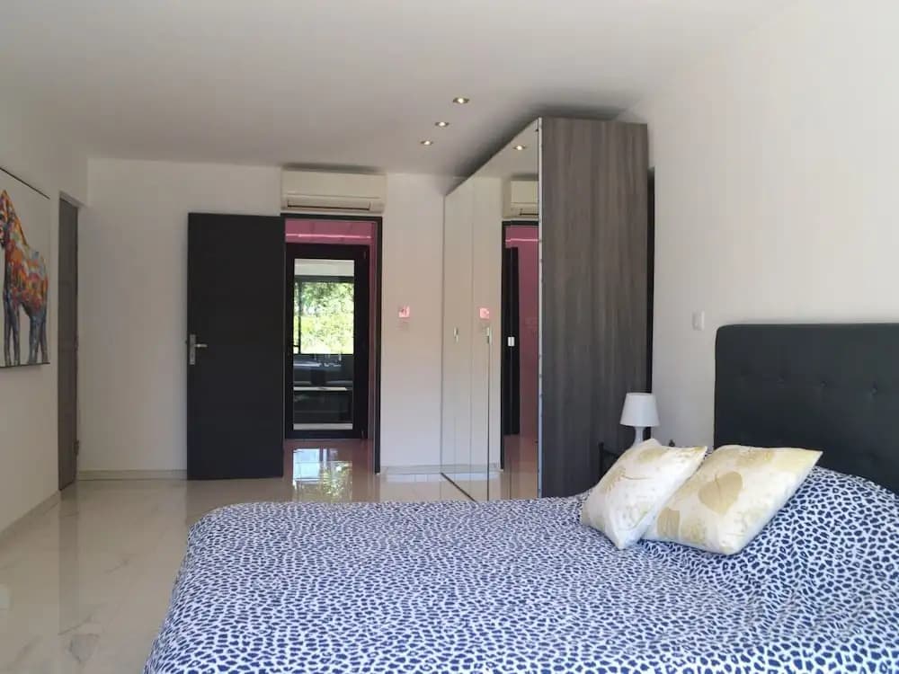 Modern Holiday Home With Private Pool and Garden - Photo 4