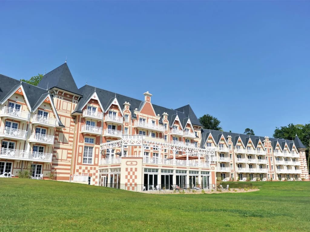 Luxury Apartment in a Gorgeous Area Called La Belle Epoque - Photo 1