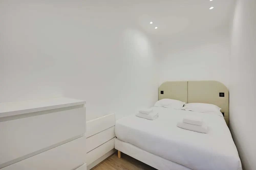 Modern Apartment With Terrace - Photo 1