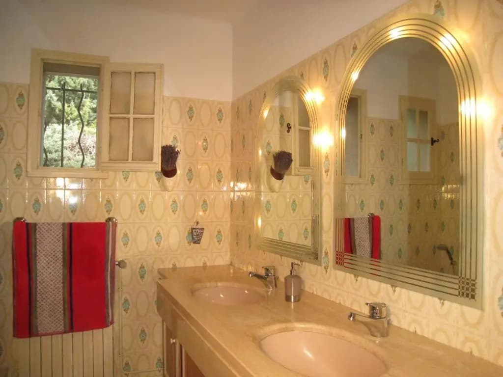 Maison de vacances avec piscine privée, possédant une très une jolie vue sur le Luberon, agréable jardin, située à Mérindo...