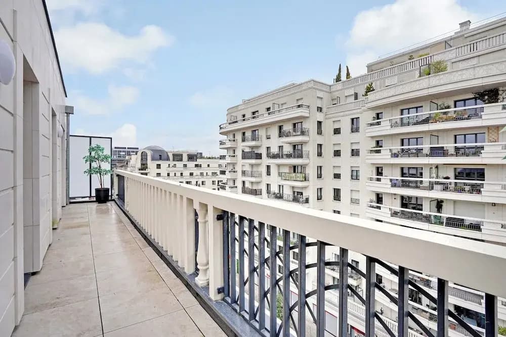 Duplex With Terrace in Levallois - Miniature 8