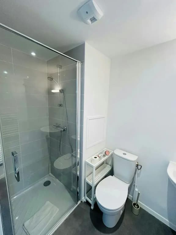 We Live In R - Suite 201 - Miniature 7
