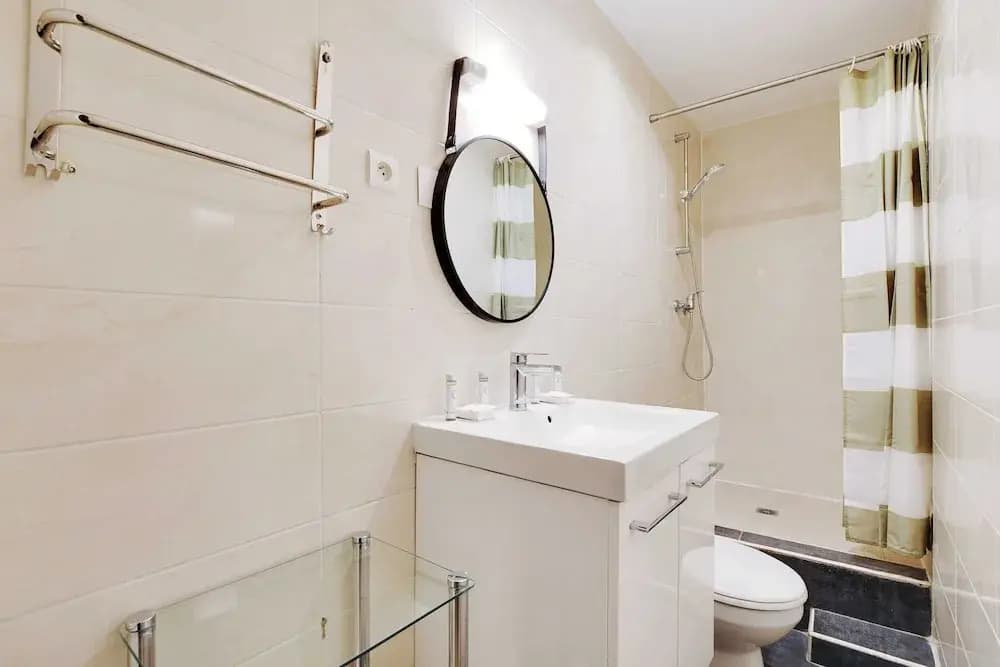 Urban Chic Apartment in Central Paris - Miniature 6