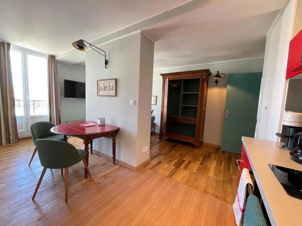 Appartement mignon calme douillet ascenseur clim étage élevé proche parking et toutes commodités au coeur du Toulon histor...