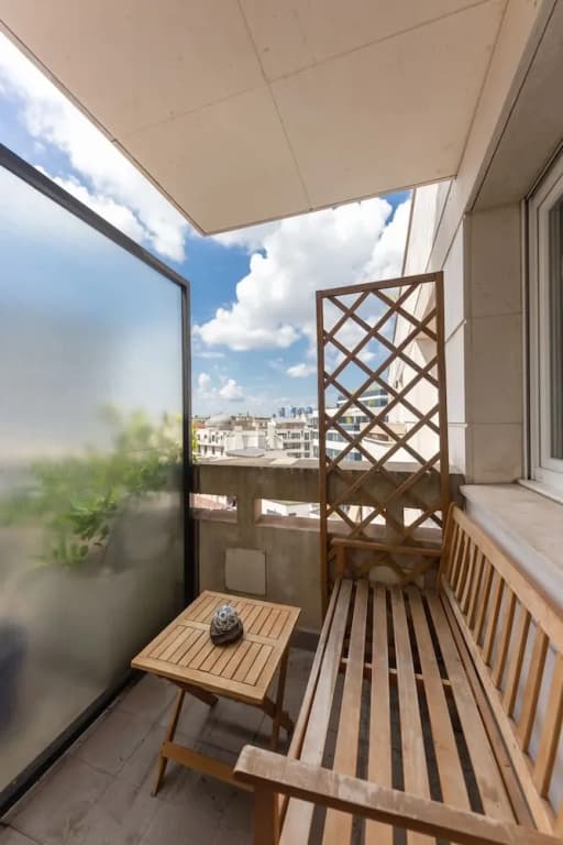 Charming Central Apartment With Balcony and City View - Miniature 7