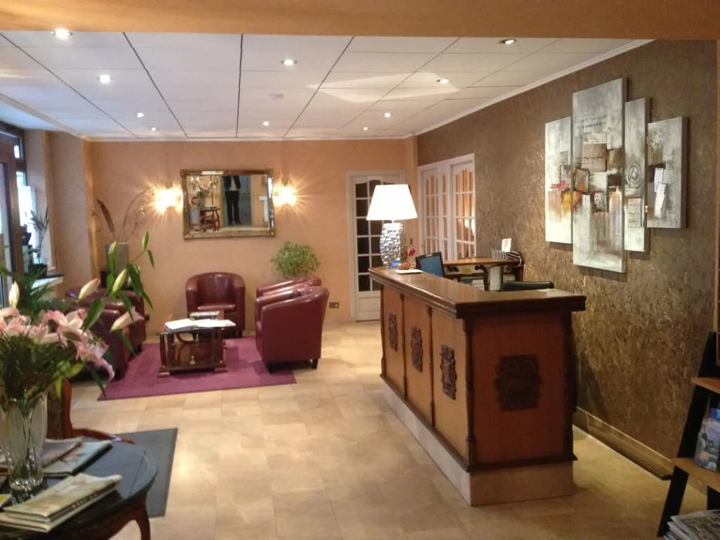 Crystal Hotel - Photo 2