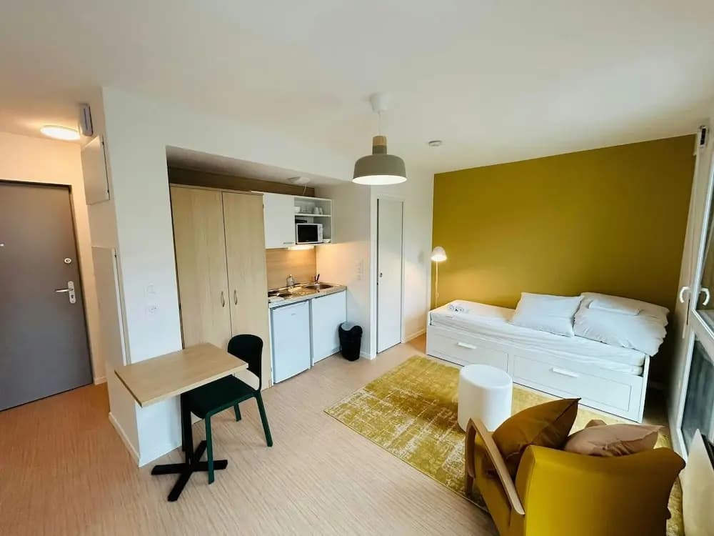 We Live In R - Suite 202 - Photo 2