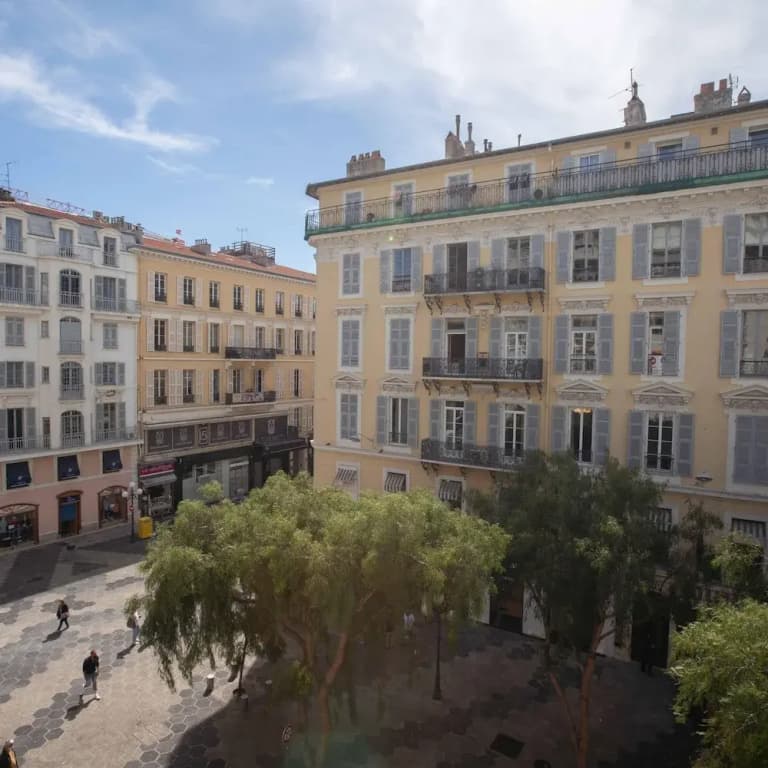 Le Magenta in Nice With 1 Bedrooms and 1 Bathrooms - Photo 1