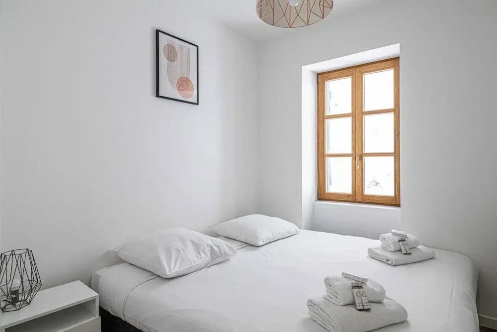 Magnificent Renovated 2 Bedroom Apartment, Terrace - Photo 1