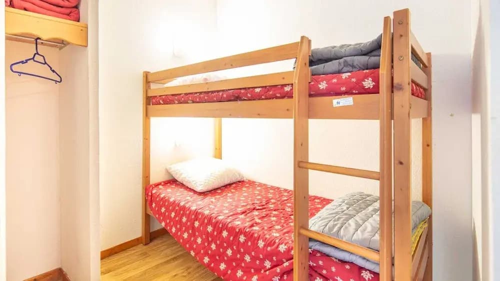 Stylish Alpine Stay for 6 Guests - Photo 2