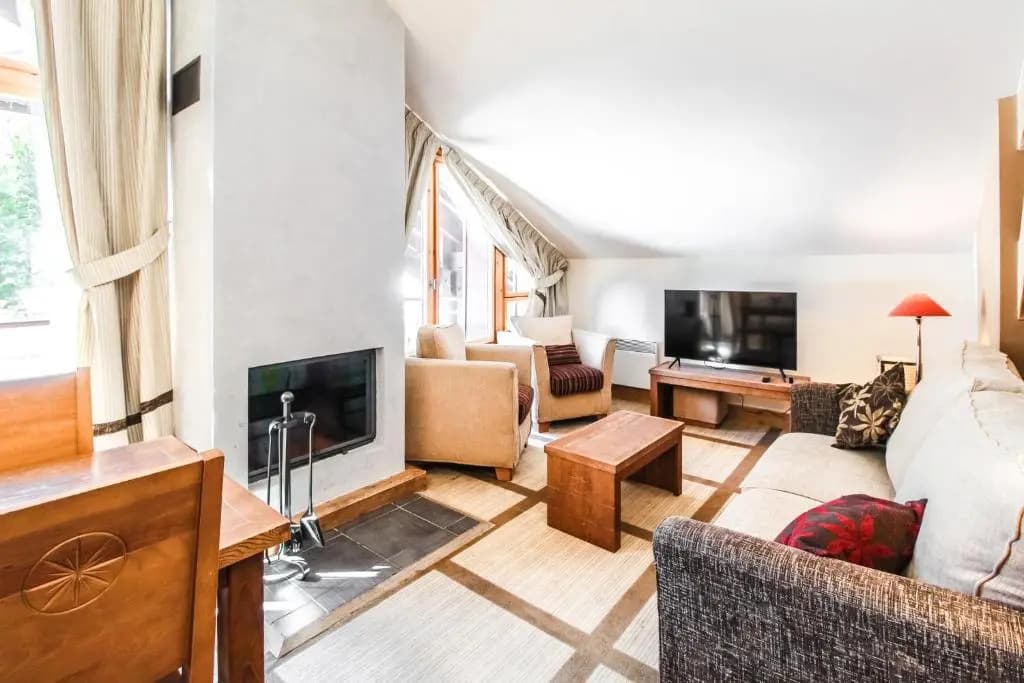 Charming 6th-floor 2-bedroom apartment with fireplace - Photo 3
