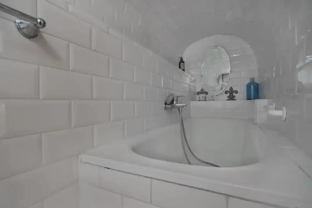Classy Bourgeois Chic 2 Bedroom Apt in Le Marais - Miniature 8