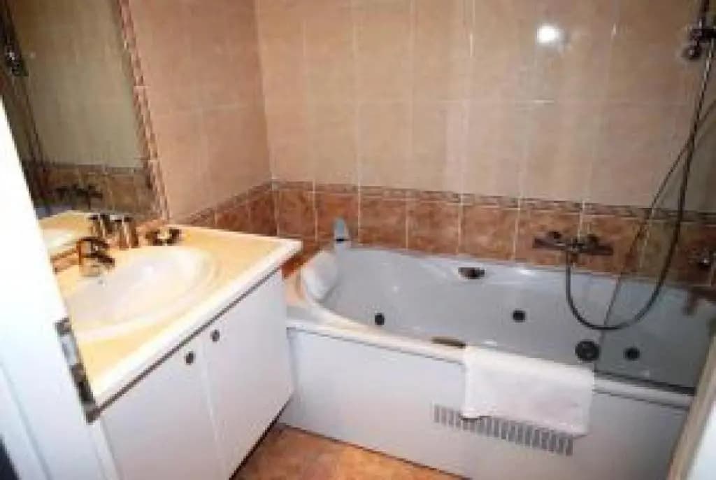 Stunning 2 Bed Apt on the Seafront of Cannes in a High Class Secure Building With Swimming Pool - 463 - Miniature 6