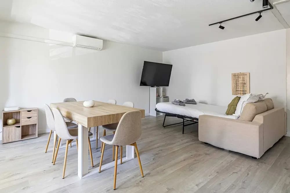 Comfort and Serenity With A/c, Parking and Balcony - Photo 3