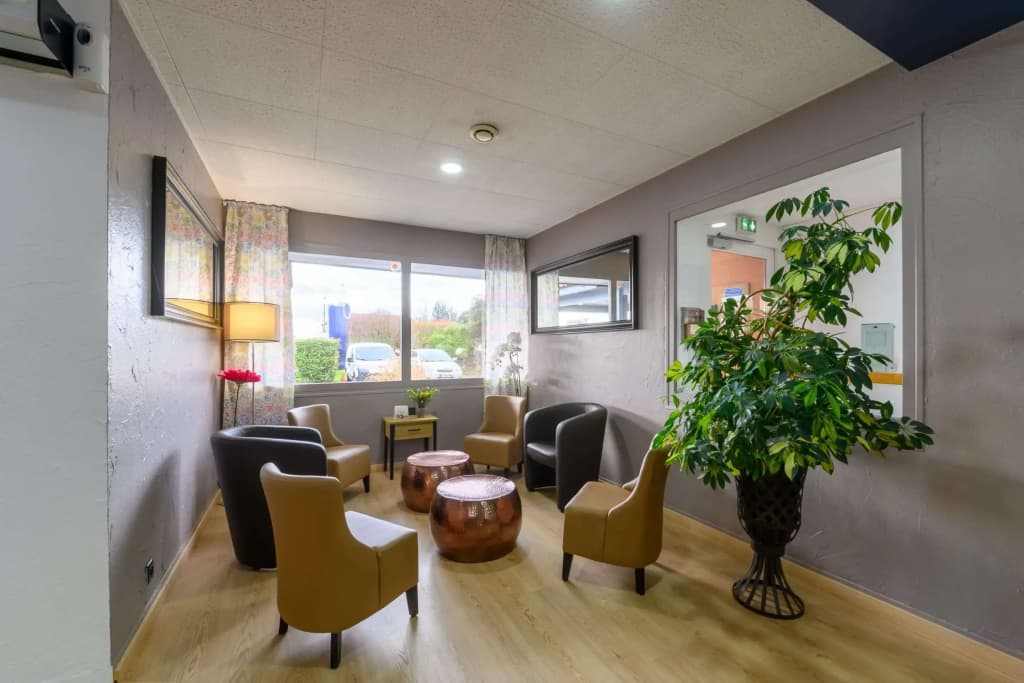 Brit Hotel Confort CAMBRAI - Photo 2