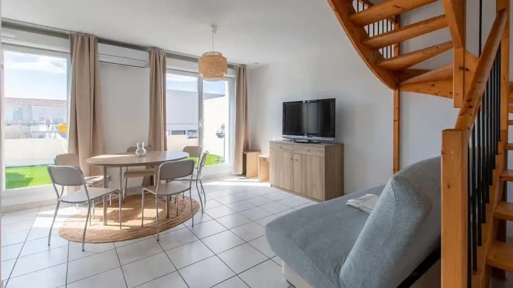 Modern Seaside Apartment - Miniature 6