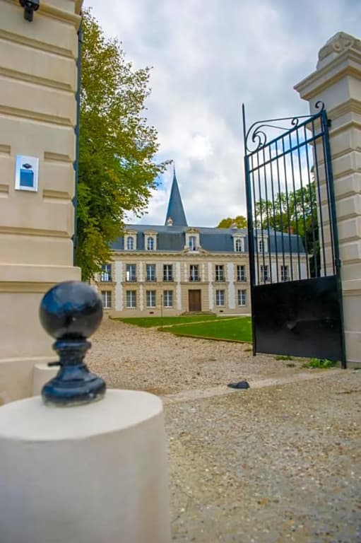 Le Chateau D’Hardricourt - Photo 1