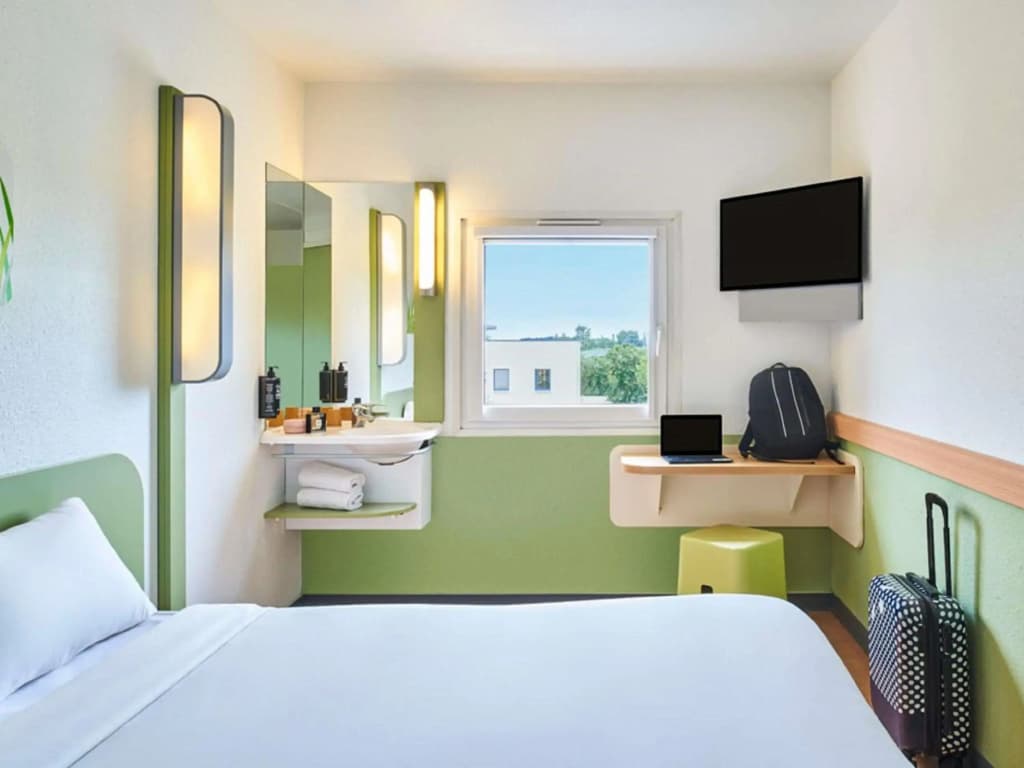 Ibis Budget Poitiers Nord Futuroscope - Photo 4