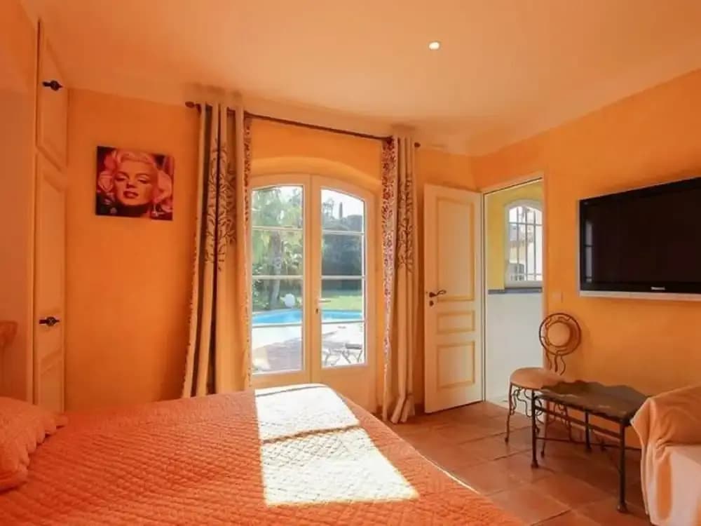 Vibrant Holiday Home With Private Pool - Photo 2