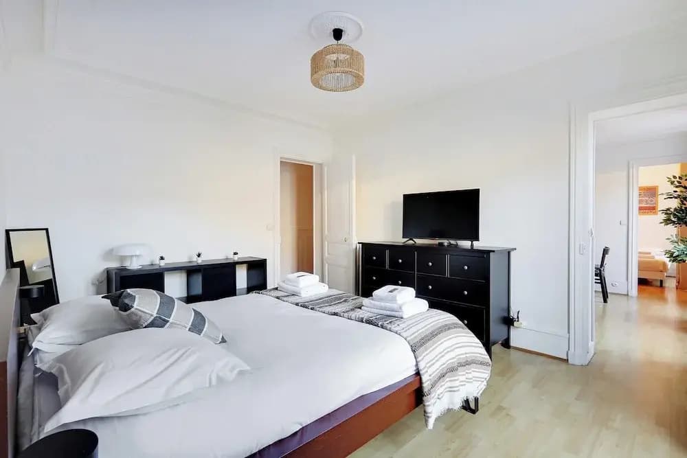 Experience the Parisian Lifestyle: 2BR Near Porte Maillot - Photo 5