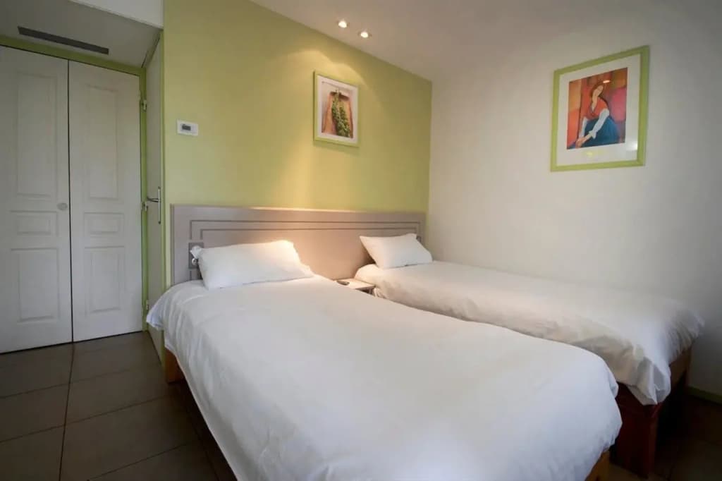Hôtel Grand Confort Le Moulin Rouge - Photo 3