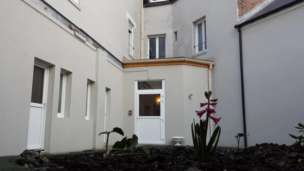 Hotel Le Saint Quentin - Photo 1