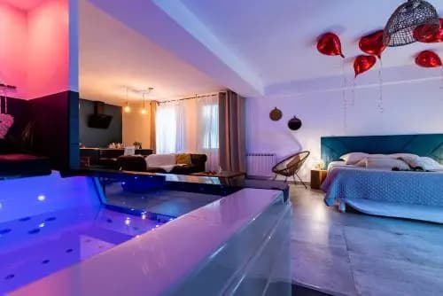 Suite and Spa - Photo 4
