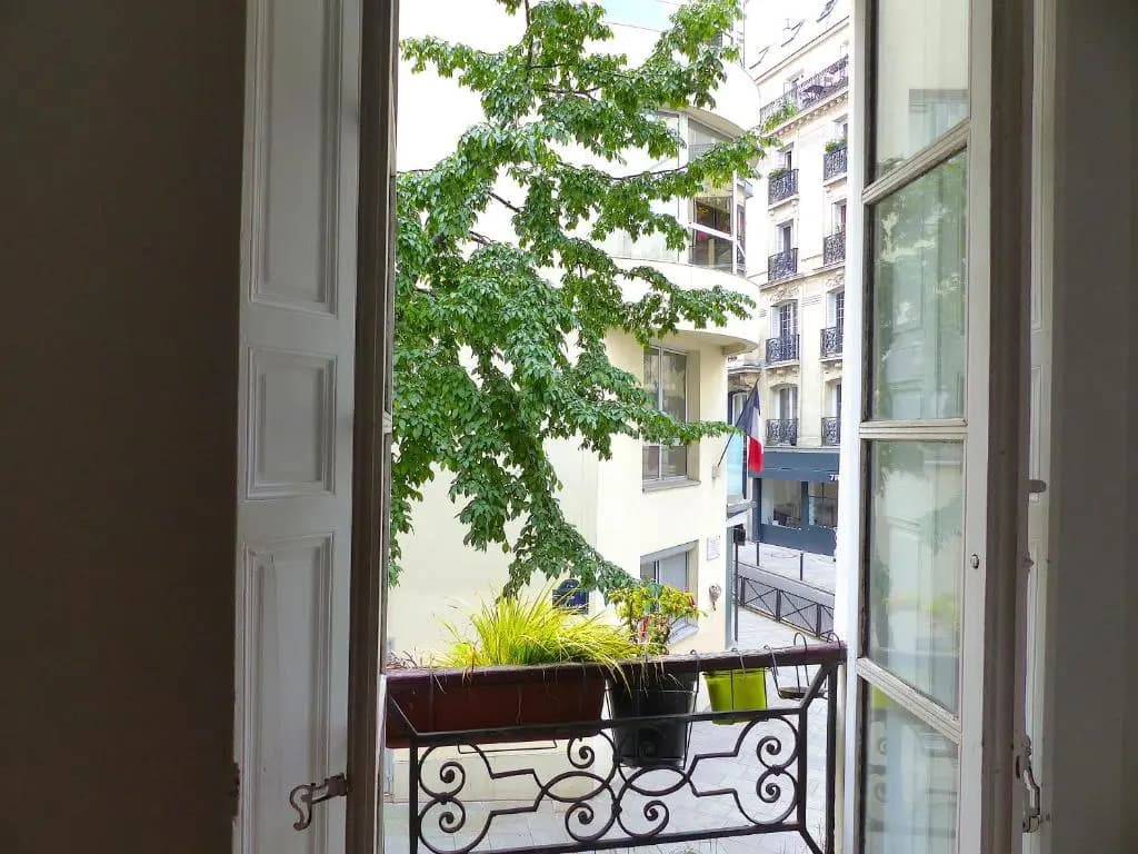 Quiet & Very Central 2 BR Flat - Photo 2