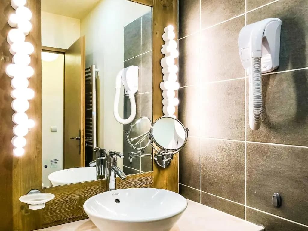 1-bed apartment in 5* Residence with mountain views, ski in, ski out - Miniature 8