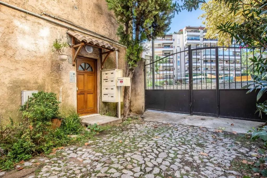 Cute Affordable 1-Br Minutes From Cannes Center - Photo 1