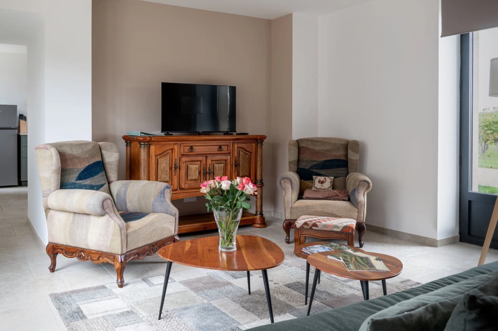 L'Eperonnete surrounded by Vineyards, 5* Classification Guest House - Photo 4