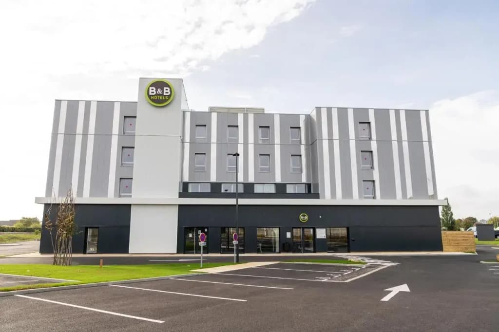 B&B HOTEL Poitiers Aéroport - Photo 1